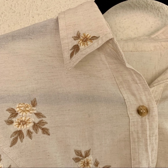 Embroidered Floral Collar Button Top - Picture 3 of 4